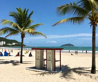 Estrutura de Apoio: Banheiros e Duchas na Orla de Fortaleza